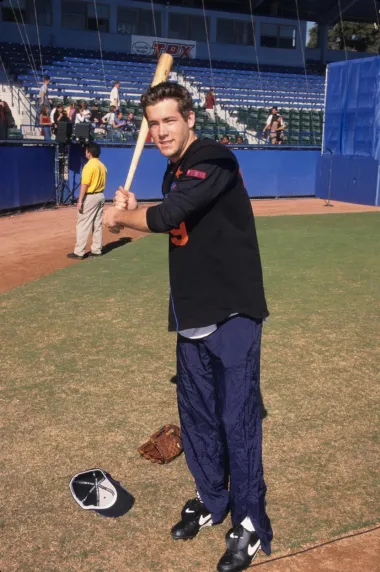 Ryan Reynolds imao je samo 15 godina kada je dobio svoju prvu glumačku ulogu u Nickelodeonovoj teen seriji &quot;Petnaest&quot;. Četiri sezone Reynolds je glumio tinejdžera Billyja Simpsona. Serija je prvotno nastala u Reynoldsovom rodnom gradu Vancouveru, a mladom Kanađaninu dala je prvi okus glume, što ga je dovelo do glavne uloge u obiteljskom filmu &quot;Obična čarolija&quot; iz 1993. godine. Nedugo nakon toga dobio je ulogu i u kanadskoj seriji &quot;Odiseja&quot; iz 1994. godine, dokazujući da ima disciplinu za uspjeh u kompetetivnom glumačkom svijetu. Nije prošlo puno vremena dok glumcu nisu počeli nuditi i zrelije uloge. Od male uloge u seriji &apos;Dosjei X&apos; do uloge Setha u tv filmu &apos;Sabrina mala vještica&apos; i jedne od vodećih uloga u ABC-ovoj seriji &apos;Two Guys, a Girl and a Pizza Place&apos; koja je trajala četiri sezone, 90-e su bile poprilično zauzeto razdoblje za mladog glumca u svojim 20-ima. 