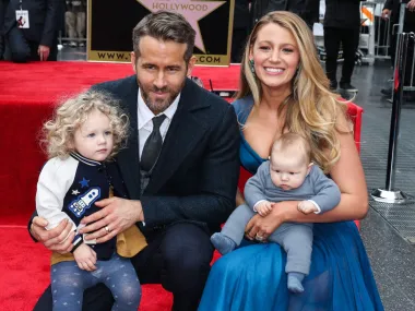 Ljubavni život Ryana Reynoldsa također je doživio veliku promjenu tijekom godina. Svoju suprugu Blake Lively upoznao je 2011. na snimanju filma &apos;The Green Lantern&apos;, a njih dvoje su se vjenčali 9. rujna 2012. u Južnoj Karolini. Prije toga bio je četiri godine s pjevačicom Alanis Morrisette  s kojom je prekinuo zaruke 2007. godine, i oženjen glumicom Scarlett Johansson od 2008. do 2011. godine. Ryan i Blake imaju tri djevojčice, Blake je trenutno trudna s četvrtim djetetom i bez sumnje su jedan od omiljenih holivudskih parova.