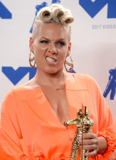 Pjevačica Pink od početka se svoje karijere nije uklapala u stereotip poznate glazbenice. Obično su pjevačice prave ljepotice koje pjevaju o ljubavnim boljkama, a Pink je sve samo to ne. Ona se u svojem glazbenom izričaju tijekom godina usudila progovoriti o obiteljskom nasilju, stereotipima o glupim ženama, rodnim predrasudama te toksičnim vezama, a mi je zato obožavamo. Uz sve to, oduvijek je furala svoj otkačeni modni stil te je od početka do kraja ostala pomalo buntovna žena koju ne zanima tuđe mišljenje o tome kako se ona ponaša. 