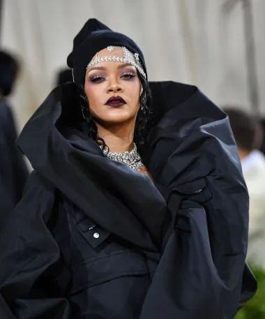 Rihanna je znana kao zločesta cura glazbene scene. NIkada se nije libila progovarati o tome kako su žene najsretnije bez muškaraca, o tome da je za njezin seksualni život bolje da nije u vezi, ali i o tome da se osjeća deset puta bolje otkad je odbacila nametnute norme mršavosti i prigrlila svoje obline i više kilograma. Iako već dugo nije izbacila novi singl, stalno nas oduševljava poslovnim pothvatima poput Fenty beauty linije i vlastite kolekcije seksi donjeg rublja, a sveukupno možemo reći kako se radi o pravoj vizionarki koja nikada nije bila uspješnija no sad kad je kompletno svoja. 