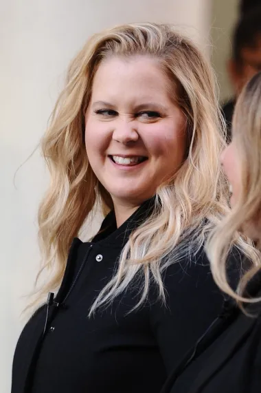 Amy Schumer je definitivno jedna od najnetipičnijih celebrity dama Hollywooda. Komičarka i glumica osvojila je srca milijuna fanova svojim iskrenim humorom utemeljenim na stvarnim događajima iz njezinog života. Tako je nebrojeno puta na šaljiv način progovorila o svojoj težini, predrasudama s kojima se susreće, trudnoći i realnosti nošenja s tek rođenom bebom. Radi se o ženi koja je svoj privatni život i sve probleme iz njega pretočila u smijeh i unatoč svim izgledima postala megaslavna. 