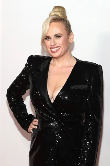 Komičarka i glumica Rebel Wilson definitivno je neobična holivudska dama. Ona se za razliku od mnogih drugih zvijezda ne boji glupirati pred medijima  te je od početka karijere do danas ostala vjerna svom istančanom humoru. Šali se na svoj račun kad god to može, a nedavno je plijenila pažnju javnosti time koliko je kilograma izgubila na svom putu do vitke linije. Tada je otkrila kako ju je šokiralo kako su je nekoć, dok je bila punašnija, ljudi doživljavali tek kao simpatičnu bucku, dok ju tek sad ozbiljnije doživljavaju. Zbog toga je odlučila biti zagovornicom body positivity pokreta te javno progovarati o tome koliku stigmu nose krupnije osobe u Hollywoodu. 