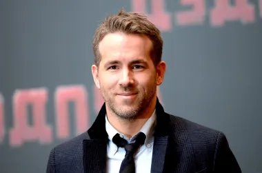 Ryan Reynolds kanadski je glumac rođen na samom početaku vladavine Škorpiona, 23. listopada.  Ovaj zgodni holivudski frajer svijet je osvojio u sitcomu „Two Guys and a Girl“, a od tada je izgradio karijeru u Hollywoodu, glumeći u dramskim i humorističnim ulogama. Većinom ga gledamo u akcijskim filmovima i komedijama, a gdje god se pojavi divimo se njegovom izgledu i šarmu. Prvi veliki glumački uspjeh Reynolds je ostvario ulogom Hannibala Kinga u filmu „Blade: Trojstvo“ i Georgea Lutza u MGM-ovom remakeu horrora „The Amityville Horror“ iz 1979. godine. Za ove dvije uloge Reynolds je morao proći kroz težak fizički trening o kojem je postao ovisan, pa zato sada već više od 15 godina uživamo u pogledu na njegove razvijene mišiće. Reynolds je bio u braku s glumicom Scarlett Johansson, no ljubav je trajala samo tri godine. Trenutno je u braku s glumicom Blake Lively s kojom ima troje djece. Veliki je ljubitelj motora i obožava piti gin, a najbolji mu je prijatelj još jedan slavni zavodnik, Jake Gyllenhaal.