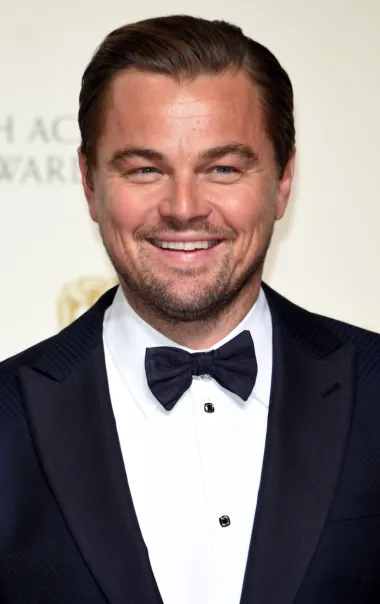 Leonardo DiCaprio je svima omiljeni američki glumac koji već desetljećima oduševljava svojom glumom. Rođen je 11. studenog, a proslavio se ulogom u „Titanicu“ 1997. godine. Od tada do danas ne prestaje nizati brojne nagrade i priznanja. DiCapriova karijera počela je 1989. nakon što je dobio ulogu u televizijskom filmu „Roditeljstvo“, gdje je upoznao Tobeyja Maguirea, s kojim je ostao dobar prijatelj.  Od 1991. do 1992. je nastupao u ulozi Lukea Browera, dječaka beskućnika, u seriji „Growing Pains“. Sa samo 19 godina je zaradio svoju prvu nominaciju za Oscara i to za ulogu u hvaljenoj drami „Što muči Gilberta Grapea“. Prijelaz sa statusa &quot;zvijezde&quot; na &quot;superzvijezdu&quot; došao je nakon uloge Jacka Dawsona u blockbusteru iz 1997., &quot;Titanic&quot;, jednom od  najuspješnijih filmova  svih vremena koji je uz to osvojio 11 Oscara. Sljedećih nekoliko godina je uživao u statusu svjetske zvijezde, a mnogi su mu davali etikete kao što su &quot;tinejdžerski zavodnik&quot; i seks simbol. Časopis People u više ga je navrata uvrstio na popis najljepših ljudi na svijetu. DiCaprio se 2002. počeo udaljavati od svojeg stereotipnog izgleda i počeo surađivati s priznatim redateljima nastupivši u dva epska filma: „Bande New Yorka“ i „Uhvati me ako možeš“. Svog je Oscara za najboljeg glumca zaradio za film „The Revenant“ iz 2015. Nikada se nije ženio, ali je poznato kako voli manekenke. S Bar Rafaeli i Gisele Bundchen je bio u dugogodišnjim vezama.