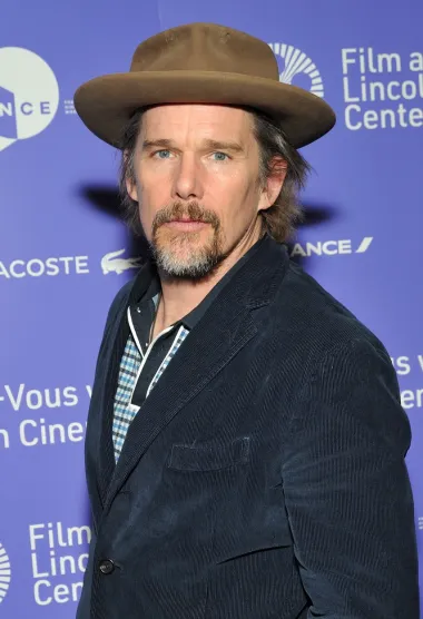 Ethan Hawke već je dugo na sceni, a iako više ne nosi titulu seks simbola današnjice, uvijek se rado prisjećamo njegovih kultnih filmova. Ovaj je glumac tako čak četiri puta bio nominiran za Oscara, a najslavnije su mu uloge one u filmovima &quot;Boyhood&quot;, &quot;Before Sunset&quot;, &quot;Before Midnight&quot; i &quot;Dead Poets Society&quot;. Ethan je znan i kao bivši suprug slavne glumice Ume Thurman s kojom ima i dvoje djece, a s kojom se razveo 2005. godine nakon što je otkriveno da ju je varao s dadiljom njihove djece. Istu tu dadilju, Ryan Shawhughes, je kasnije i oženio te s njom dobio još dvije kćeri. 