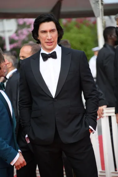Još jedan frajer koji slovi kao &quot;otrov&quot; za žene je i Adam Driver, megazvijezda današnje kinematografije koji nije savršeno lijep, ali je iznimno karizmatičan. Prvu zapaženu ulogu ostvario je kao Adam Sackler u HBO-ovoj televizijskoj seriji „Girls“ (2012. – 2017.) za koju je tri puta za redom nominiran u kategoriji najboljeg sporednog glumca u humorističnoj seriji za prestižnu televizijsku nagradu Emmy. Driver se u sporednim ulogama pojavio u nizu filmova koji uključuju „Lincoln“, „Frances Ha“, „U glavi Llewyna Davisa“ i „Tišina“. Driver je svjetsku slavu stekao ulogom glavnog antagonista Kylo Rena u novoj trilogiji serijala „Ratovi zvijezda“. On je također i osnivač neprofitne organizacije AITAF (Arts in the Armed Forces) koja izvodi predstave za sve grane vojske, na domaćem, ali i stranom tlu. Fanovi ga obožavaju jer djeluje prizemljeno i pomalo neglamurozno, već više odaje dojam dečka iz susjedstva. 