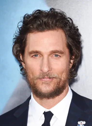 Matthew McConaughey američki  je glumac i producent te oskarovac. Rođen je u Uvaldeu u Teksasu, kao najmlađi od tri sina učiteljice Mary i vlasnika benzinske postaje Jima. Pohađao je školu u Longwievu, kamo se preselio u 11. godini. U 19. godini, zaželjevši se promjene okruženja, kao član rotarijanaca proveo je godinu u Australiji. Kada se vratio, krenuo je na fakultet, želeći postati odvjetnik, ali se kasnije predomislio i studirao komunikacije na Teksaškom sveučilištu u Austinu. Na fakultetu je prvi puta uzeo satove glume i tako polako počeo glumiti u TV serijama i reklamama. Jednog je dana sasvim slučajno upoznao casting direktora koji mu je ponudio ulogu u filmu &quot;Munjeni i zbunjeni&quot;, koji je postao kultni klasik. Do sada je ostvario 58 uloga, isprva u romantičnim komedijama, a kasnije su uslijedile dramske uloge. Njegovi najpoznatiji filmovi su &quot;Vjenčanje iz vedra neba&quot;, &quot;Kako se riješiti frajera u 10 dana&quot;, &quot;Sahara&quot;, &quot;Čarobni Mike&quot; i &quot;Dobri dileri iz Dallasa“, za kojeg je dobio i Oscara. Sa suprugom Camillom Alves ima troje djece, sinove Levija i Livingstona te kćer Vidu.