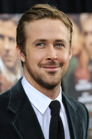 Ryan Gosling još je jedan Kanađanin na našoj listi. Karijeru je ovaj veliki zavodnik započeo na Disney kanalu u slavnom Mickey Mouse klubu, a zatim se počeo pojavljivati i u drugim serijama i TV projektima. Prvi veliki film snimio je 2004., „The Notebook“. Ta ga je romantična drama o vječnoj ljubavi urezala u srce obožavateljica diljem svijeta te je ubrzo zaradio status seks simbola i najpoželjnijeg frajera Hollywooda. Danas Ryan Gosling ima već dvije nominacije za Oscara za najboljeg glumca, još uvijek drži status jednog od najzgodnijih holivudskih glumaca, a okušao se i u filmskoj režiji. Često se pojavljuje u pravim kino hitovima kao što su „La La Land“ i „Blade Runner 2049“. Oženjen je za glumicu Evu Mendes od 2011., a zajedno imaju i dvije kćeri.