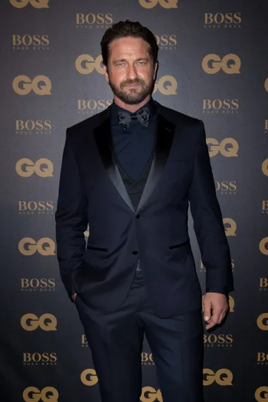 Gerard Butler je škotski glumac rođen 13. studenog i to ga čini Škorpionom za kojim venu žene diljem svijeta. Zgodan, macho i misteriozan, savršeno je oličenje horoskopskih Škorpija. Iako je trebao biti odvjetnik okrenuo se glumi sredinom 1990-ih. Imao je manju ulogu 1997. godine u filmu „Sutra nikad ne umire“, osamnaestom filmu o britanskom agentu Jamesu Bondu, te ulogu u američkoj miniseriji „Attila“ 2001. godine. Zaradio je pozitivne kritike nakon nastupa u mjuziklu Joela Schumachera iz 2004. godine „Fantom Opere“. Tri godine poslije postao je svjetski poznat ulogom Kralja Leonida u filmu „300“. Od tada pojavljivao se u uspješnim filmovima kao što su „P.S. Volim te“, „RocknRolla“ i „Lovac na glave“. Proglašen je najseksi Škotom na svijetu - nekoliko puta. 