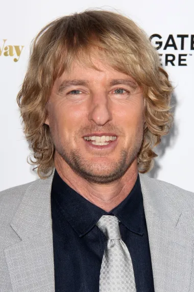 Owen Cunningham Wilson američki je glumac, komičar i scenarist najpoznatiji po svojim ulogama u romantičnim komedijama. Rođen je u Dallasu, a potječe iz irske rimokatoličke obitelji. Majka mu je fotografkinja, a otac direktor u oglašavanju i operator javne televizijske postaje. Ima starijeg brata Andrewa i mlađeg Lukea koji je također slavni glumac. Glumi od 1994. i do sada je ostvario 30-tak vrlo uspješnih uloga. Poseban talent iskazao je u komedijama gdje su mu partneri bili Jackie Chan, Jennifer Aniston, Kate Hudson, Ben Stiller i mnogi drugi. Prvo glumačko iskustvo vezano mu je za ime redatelja Wesa Andersona s kojim je ostao jako dobar prijatelj sve do danas. Privatno, Owen je otac troje djece no nikada se nije ženio. 