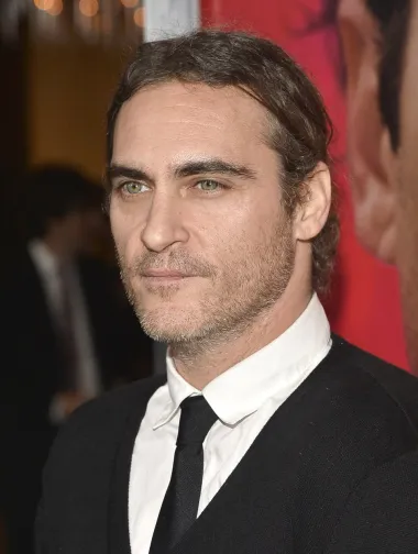 Joaquin Phoenix je oskarovac, slavni vegan i novopečeni otac, a na scenu se probio 2000. svojom ulogom u kultnom spektaklu &quot;Gladijator&quot;. Druge njegove slavne i razvikane uloge su one u filmovima &quot;Joker&quot;, &quot;Her&quot; i &quot;Hod po rubu&quot;, a Joaquin je s vremenom postao poznat kao holivudski frajer koji pomno bira uloge i redatelje s kojima surađuje te ne pristaje na bilo kakve scenarije. Iako je nekoliko puta najavljivao da će se povući iz svijeta filma, to se zasad nije dogodilo, a čini nam se da ni neće. Nedavno je ovaj glumac sa svojom zaručnicom, glumicom Rooney Marom, dobio i svog prvog sina, dječaka Rivera, koji je dobio ime po glumčevom prerano preminulom bratu. 