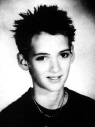 Winona Ryder jedinstvena je pojava u svijetu filma. Ovu su glumicu zbog velikog talenta, neosporive karizme, ali i specifičnog izgleda, kojeg karakteriziraju blijeda put, tamne oči i tamna kosa, voljeli veliki redatelji poput Tima Burtona, Martina Scorsesea i Francisa Forda Coppole. Često se pojavljivala u filmovima pomalo mračne ili edgy tematike, a zapravo je u svijetu glume završila sasvim slučajno. Naime, rođena je 29. listopada 1971. kao Winona Laura Horowitz u gradiću Winona prema kojem je i dobila ime. Zanimljivo je da je njezin kum Timothy Leary, psiholog i aktivist koji se tijekom 60-ih zalagao za terapeutsku uporabu LSD-a, a otac joj je Židov čiji su preci većinom ubijeni za vrijeme Holokausta. Tijekom djetinjstva više se puta selila s obitelji, a naposljetku je završila u okolici San Francisca. Svojih se srednjoškolskih dana prisjeća s gorčinom jer je tada doživjela teško zlostavljanje. Navodi kako su ju djevojke imale na meti jer je nosila mušku odjeću i odudarala od njih. Bile su toliko nasilne prema njoj da je nekoliko puta morala ići na šivanje u bolnicu. No, teški počeci samo su je ojačali te ju gurnuli u svijet mašte i glume – te je tako započela njezina holivudska priča. 