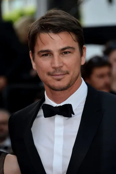 Zgodni glumac Josh Hartnett postao je slavan zahvaljujući svojoj ulozi pilota u spektaklu „Pearl Harbor“. Taj je film o Drugom svjetskom ratu na Pacifiku osvojio simpatije javnosti, a Josh je preko noći postao miljenik žena – no njegova slava nije bila dugog vijeka. Naime, nakon što je par godina bio top zvijezda, polako, ali sigurno – potražnja za njim je opala. Tako je na početku 2000-ih bio seks simbol, a već 2010. jedva da ga je netko i pamtio, pa je većinom glumio u TV serijama lokalnih američkih televizija. No, ove godine, 2021, Josh se vratio na scenu u velikom stilu i to kroz ulogu zaštitara u akcijskom filmu „Wrath of Man“ koji je režirao Guy Ritchie. 