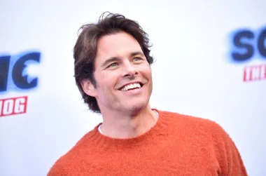 James Marsden se proslavio u mnogim filmovima iz ranih 2000-ih. Bio je lijepo lice s filmskog platna koje smo gledali u „Interstate 60“, „The Notebook“,“ X-Men“, „Superman Returns“ i mnogim drugim uspješnim filmovima, no onda mu je karijera odjednom potonula. Nije mogao dobiti glavne uloge sve do 2016. kada se pojavio u seriji „Westworld“ i ponovno očarao javnost. Također, prošle je godine oduševio i u „Sonic the Hedgehog“ blockbusteru.