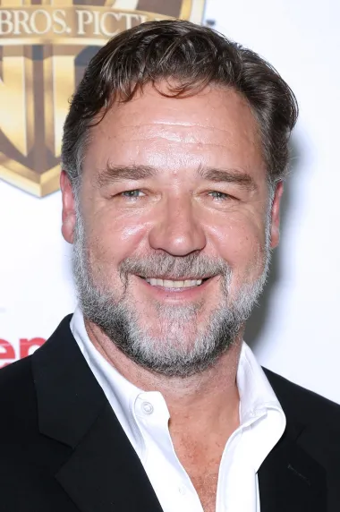 Russell Crowe je nekoć bio najtraženiji glumac Hollywooda. &quot;Gladijator&quot;, &quot;Genijalni um&quot; i &quot;Robin Hood&quot; samo su neki filmovi u kojima je briljirao, ali i zadobio titulu seks simbola ranih 2000-ih. Žene su uzdisale za njegovim mišićima, a mnogi su ga smatrali najkarizmatičnijim glumcem Hollywooda. No, s godinama se Russell malo opustio i zapustio te smo ga sve rjeđe počeli viđati u velikim kino hitovima. Srećom, 2020. se vratio na velika vrata u kino dvorane i to u filmu &quot;Unhinged&quot;, a 2022. ćemo ga gledati i u spektaklu &quot;Thor: Love and Thunder&quot; u kojem će igrati boga Zeusa. 