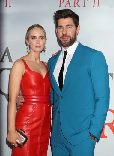 John Krasinski je danas poznatiji kao suprug megapopularne Emily Blunt nego kao samostalni glumac. Naime, proslavio se svojom ulogom simpatičnog dečka u kultnoj seriji &quot;Office&quot;, no nakon tog uspjeha mu je trebalo dugo da pronađe sljedeću jednako uspješnu ulogu ili projekt. Na kraju mu se sreća osmijehnula kada je sam uplovio u redateljske vode - te stvorio &quot;The Quiet Place&quot;, horor-triler film koji je pokorio kino blagajne, a u njemu je glumio zajedno sa svojom Emily. 