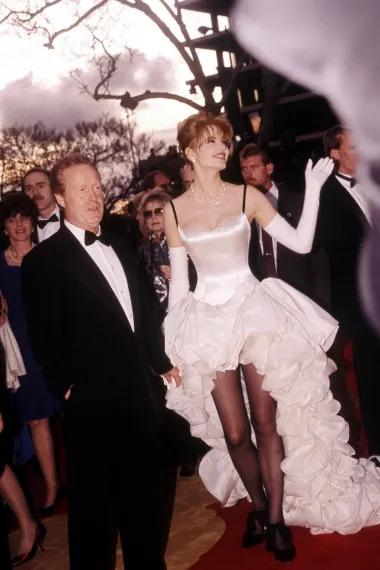 Glumica Geena Davis vrhunac je slave doživjela 1990-ih no sudeći po ovoj njezinoj blago rečeno neobičnoj haljini s dodjele Oscara 1992. - nije se baš znala i modno proslaviti. Naime, ova je korzetirana, asimetrična haljina s volanima u kombinaciji s crnim čizmama i najlonkama užasnula modne stručnjake, a moramo priznati kako je nama i 20 godina kasnije jednako šokantna. 