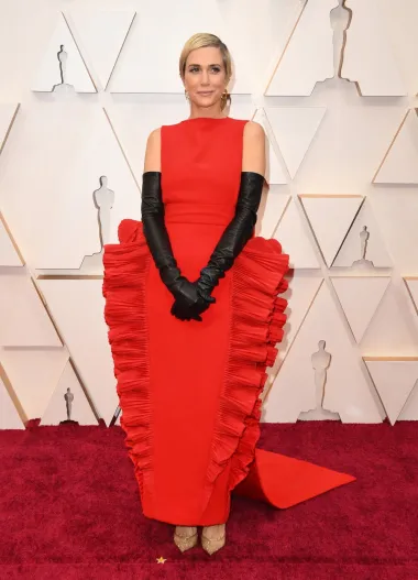 Kristen Wiig nije poznata kao fashion ikona današnjice, već kao iznimno zabavna žena britkog humora, no to ne opravdava ovaj njezin look s dodjele Oscara 2020. koji je proglašen najgorim te godine. Ova crvena haljina, s bočnim volanima i naborima, fascinirala je javnost, ali na negativan način, a modni su se magovi Kristen ismijavali mjesecima nakon ovog looka. 