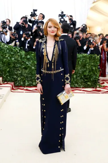 Na Met Gali 2018. godine, Emma je isfurala &apos;military glam&apos; look u tamnoplavoj haljini sa zlatnim detaljima modne kuće Louis Vuitton.