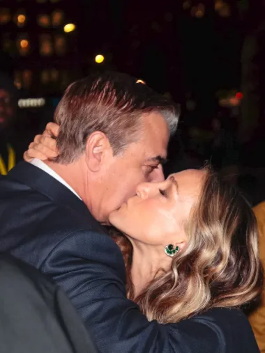 Sarah je nježno poljubila svog televizijskog partnera u obraz 