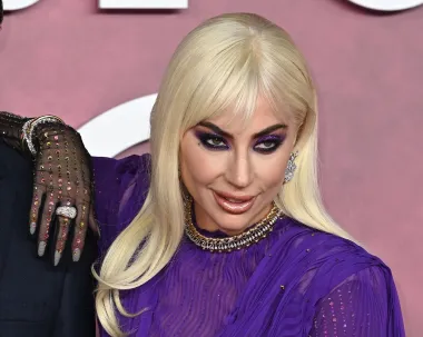 Gaga je cijeli look upotpunila mrežastim rukavicama s gliter efektom, a takva je bila i šminka. Gliter na očima i ustima. 