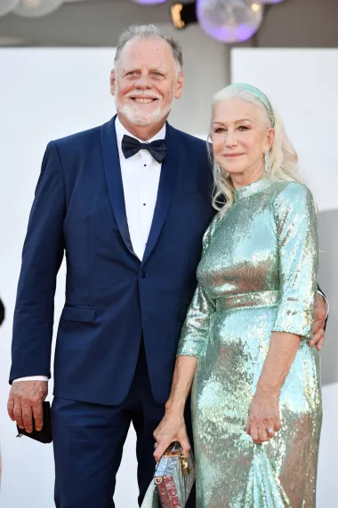 Mirren je imala 41 godinu kada se 1986. udala za redatelja filma &quot;Oficir i džentlmen&quot;, Taylora Hackforda. Bio je to njegov treći brak, ali prvi za Helen, i drago joj je što je čekala. &quot;Posebno sam zahvalna što sam u sretnom braku. Volim svog muža, volim biti s njim&quot;, rekla je Mirren u jednom intervjuu.