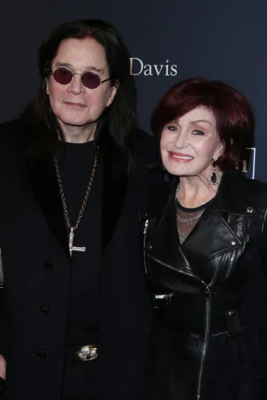 Ozzy i Sharon Osbourne tijekom desetljeća dugog braka naišli su na mnoge uspone i padove, ali se i dalje bore za svoju vezu. Ozzy je upoznao Sharon, koja će postati njegova druga supruga, 1970., kada je ona imala 18 godina. Njihova veza nije postala romantična sve do 1979. godine, a vjenčali su se 1982. te su postali roditelji kćeri Aimee i Kelly te sina Jacka.