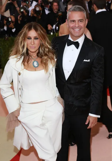 Sarah Jessica Parker i Andy Cohen prvi put su se upoznali u &quot;The Morning Showu&quot; na CBS-u, gdje je Andy radio kao producent. Nakon godinu dana susreta postali su bliski prijatelji, a svake godine tradicionalno zajedno idu na Met Galu.