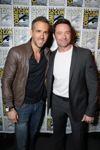 Glumci Ryan Reynolds i Hugh Jackman prvi put su se upoznali i sprijateljili tijekom snimanja filma &quot;X-Men početak: Wolverine&quot; 2009. godine. Dvojac su mediji prozvali &quot;frenemies&quot; jer se neprestano šale na račun jedan drugoga. Na primjer, Reynolds je objavio video na kojem nosi smiješne čarape s Jackmanovim licem na njima.