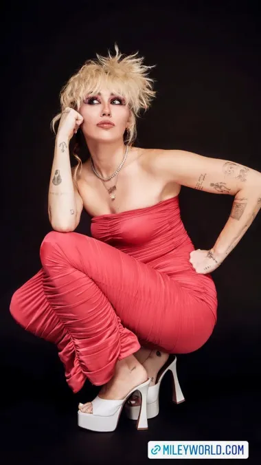Jedna od najvećih buntovnica Hollywooda, Miley Cyrus, oduvijek je znana kao žena bez dlake na jeziku. Tako je ova glumica i pjevačica odavno javno priznala kako misli da se o depresiji u društvu premalo govori, jer je i ona na svojoj koži iskusila kako je to biti kronično depresivan, a ne dobiti nikakvu podršku ili pomoć. Miley je tako rekla kako se od početka svoje karijere borila s napadima panike i depresije, a mnogi njezino ekscentrično ponašanje često pripisuju upravo psihičkim problemima. Podsjetimo se, Miley je ljubovala sa ženama i muškarcima, šokirala svojim razvodom, ali i otvorenošću oko svojih seksualnih fantazija, a poznata je i po tome što je sama jednom izjavila kako ponekad misli da je nimfomanka, 