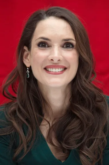 Winona Ryder je bila golema zvijezda 1990-ih no u jednom je trenutku počela biti depresivna. Iako se na van sve činilo savršeno, ona je psihički patila te je u konačnici njezina emocionalna iscrpljenost dovela do toga da se na više od 5 godina u potpunosti povuče iz Hollywooda. Također, zna se i da je Winona liječena kleptomanka. Sama glumica je priznala kako misli da se depresivnih epizoda nikada neće riješiti - samo će biti gorih i boljih razdoblja. 
