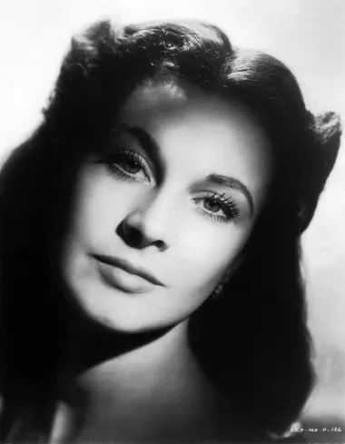 Prekrasna glumica starog Hollywooda, Vivien Leigh, gledatelje je osvajala i ljepotom i talentom, no iza njezinog silnog poslovnog uspjeha krila se mučna priča o borbi s bipolarnim poremećajem. Naime, Vivien je od rane mladosti patila od teškog oblika bipolarnog poremećaja zbog čega je bila na glasu da ima težak, nepredvidljiv karakter. Na setovima je često radila drame te odbijala suradnju s ostalim glumcima ili redateljem, a cijeloj njezinoj situaciji nije pomoglo ni to što je u prvoj polovici 20. stoljeća bilo jako slabo poznato kako se nositi s takvim oblikom psihičkog poremećaja. Zbog toga je Vivien patila sve do svoje smrti, koju je uzrokovala uznapredovala tuberkuloza. 