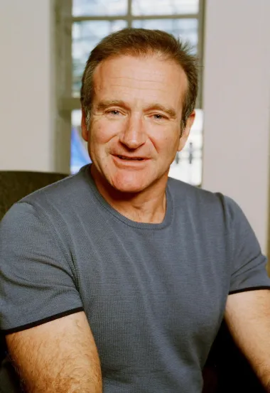 Jedan od najslavnijih komičara i glumaca svih vremena, oskarovac i miljenik publike Robin Williams iza nasmiješenog je lica skrivao tešku depresiju s kojom se borio godinama. Naime, Williams je smijehom i ugađanjem ljudima podizao vlastito raspoloženje, no na kraju to nije bilo dovoljno da mu spasi život. Glumac se tako ubio 2014. godine u svom domu u Kaliforniji. Objesio se o gredu u spavaćoj sobi te ga je njegova obitelj tako i pronašla. Tada je javnosti postalo znano da je godinama pio teške lijekove za stabilizaciju psihe, koji očito nisu bili dovoljno djelotvorni. 
