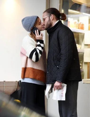 Omiljena junakinja franšize o &quot;Harry Potteru&quot;, Emma Watson već dvije godine strastveno ljubi biznismena iz Kalifornije, Lea Robintona. Glumica je potvrdila njihovu vezu krajem 2019., a prošle se godine počelo šuškati i da je par zaručen, no ispostavilo se da se samo radi o traču bez temelja u stvarnosti. O ovom se paru zna iznimno malo, a na internetu se može pronaći tek nekoliko njihovih zajedničkih fotografija. Također, nikad se nisu zajedno pojavili na crvenom tepihu. 
