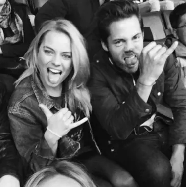 Margot Robbie je apsolutna miljenica Hollywooda nove generacije, a na žalost muškaraca diljem svijeta, udana je za Toma Ackerleyja, dugogodišnjeg partnera. Tom je filmski producent, a par je zajedno čak i profesionalno surađivao. Prije no što su postali par su bili cimeri, a vjenčali su se 2016. na maloj i intimnoj ceremoniji. Toliko se skrivaju od javnosti da se njihove zajedničke fotografije jedva pronalaze čak i na društvenim mrežama. 