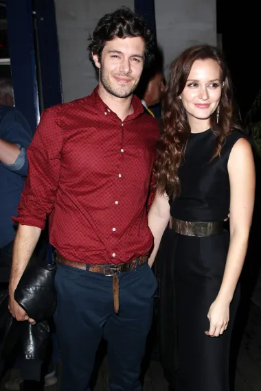 Leighton Meester i Adam Brody upoznali su se davnih dana kada su oboje bili zvijezde teen serija. Nakon što su dugo bili prijatelji, planula je ljubav pa su se i vjenčali 2014. godine. Prvo dijete dobili su 2015., a drugo 2020. Iako su u braku već niz godina, rijetko kada se u javnosti pojavljuju zajedno te niti jednom nisu o svojoj vezi progovorili za medije. Ipak, izgledaju beskrajno sretno kad god nam se posreći vidjeti ih skupa. 