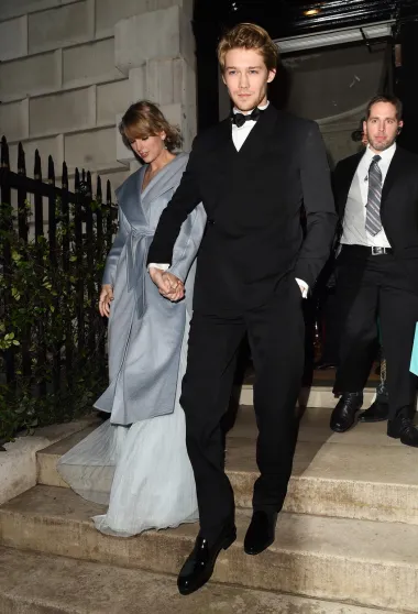 Taylor Swift je izgradila cijelu svoju glazbenu karijeru na propalim vezama. Zna se da je nebrojeno puta objavila singlove posvećene bivšim ljubavima, a o njezinoj se listi slavnih frajera s kojima je bila naširoko pričalo nebrojeno puta. No, posljednju svoju vezu, za razliku od prošlih, Taylor skriva kao zmija noge. Naime, već skoro 5 godina pjevačica ljubi Joea Alwyna, britanskog glumca s kojim je u javnosti viđena tek nekoliko puta. Očito je učila na prošlim greškama te je odlučila ovu svoju najdužu vezu čuvati od paparazza i tabloida. 