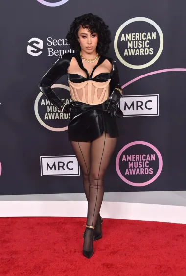 Još jedna pjevačica koja se našla na listi najgore odjevenih, 27-godišnja Kali Uchis pojavila se na dodjeli u dva outfita. No, najviše je negativne pažnje privukao crni outfit s korzetom i mini suknjom od lateksa, a lošem dojmu svakako su pridonijele i crne najlonke koje su izgledale jako naborano. Kali je izgledala kao da ide na neki SM party, a ne na dodjelu nagrada