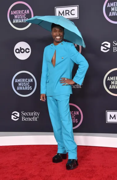 Billy Porter pojavio se u odijelu. No, taj modni odabir u intenzivnoj boji s crnim platforma čizmama ne bi bio neobičan izbor da ne glavi nije imao zanimljiv detalj - kišobran.