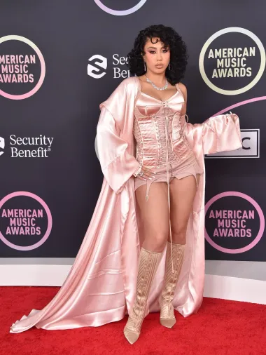 Kali Uchis imala je dva outfita na dodjeli, a u ovom se prvo pojavila na crvenom tepihu. Odjeća koja izgleda kao donje rublje s ogrtačem nije oduševila, a lošem dojmu sigurno su pridonijele i ove zlatne visoke čizme. 