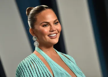 Chrissy Teigen je poznata bivša manekenka, pjevačica i blogerica koja je ujedno i supruga Johna Legenda, poznatog glazbenika. Chrissy je dama koja svakim svojim postupkom intrigira javnost, a čini se kako ju ljudi ili vole ili mrze - nema između. Nedavno se našla usred skandala u kojem je optužena da je zlostavljala svoje zaposlenike verbalnim uvredama, kao i slala fanovima poruke pune mržnje i osuđivanja, no unatoč tome, mnogi ju i dalje jako vole i poštuju zbog njezine otvorenosti. 