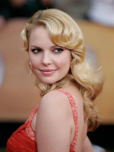 Zanosna plavuša Katherine Heigl znana je kao zvijezda &quot;Uvoda u anatomiju&quot;, megauspješne serije koja je godinama okupirala gledatelje pred malim ekranima. Heigl je snimila i brojne filmove te je danas, kada su joj 42. godine, uspješna glumica i sretna majka troje djece te supruga pjevača  Josha Kelleyja. Iako više nije na vrhuncu slave, mnogi ju smatraju oličenjem profinjenosti i elegancije kao i glumicom koja uvelike zrači glamurom starog Hollywooda. 