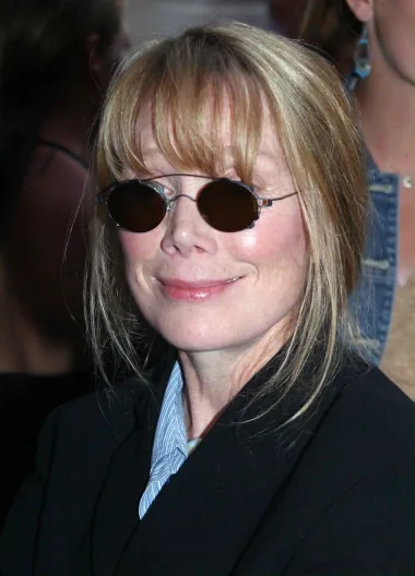 Još jedna legenda na ovoj listi je i glumica i pjevačica Sissy Spacek koja danas ima 71 godinu, a i dalje žari i pali filmskim platnom. Ova južnjačka ljepotica iz Teksasa svoju je karijeru započela početkom 1970-ih ulogom u filmu „Prime Cut“ u kojem je glumila bok uz bok s velikim Gene Hackmanom. Ubrzo nakon toga stekla je međunarodnu slavu glumeći u nizu hvaljenih filmova uglednih redatelja kao što su Terrence Malick, Brian de Palma i Robert Altman. Jedna od njenih najznačajnih uloga bila je 1973. u Mallickovom filmu „Pustara“, gdje je glumila petnaestogišnju djevojku Holly, čiji je subjektivni i romantični pogled na zbivanja oko nje često u neskladu sa stvarnošću. 1980-ih jedna je od vodećih holivudskih glumica, nagrađena 1980. Oscarom za ulogu country pjevačice Lorette Lynn u filmu „Rudareva kći“, te s još tri nominacije za filmove „Nestao“, „Zločini srca“ i „Rijeka“. Poznata je većinom po ulogama u dramama, ali i po uspješnim izletima u komedije. Kao pjevačica nominirana je za Grammy za glazbu iz filma „Rudareva kći“, a 1983. objavljuje vlastiti country album „Hangin&apos; Up My Heart“.