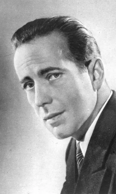 Prva zvijezda na našoj listi koja je rođena 25. prosinca je legendarni velikan zlatnog doba Hollywooda, Humphrey Bogart. Humphrey DeForest Bogart rođen je dakle na Božić 1899., a u glumi se nije okušao sve do 1921. Naime, te je godine postao redoviti izvođač u brodvejskim produkcijama mjuzikala i predstava, da bi se kasnije probio i na film. Njegov prvi značajniji filmski uspjeh bila je uloga Dukea Manteeja u filmu „Okamenjena šuma“. Dobio je pohvale za izvedbu u kazališnoj presdstavi pa se njegov prijatelj Leslie Howard pobrinuo da je reprizira i u filmskoj verziji te je tako po prvi puta bio zamijećen i kao filmski glumac. Unatoč sjajnim kritikama, za Bogartom se vukla etiketa gangstera iz B-filmova. Prekretnica se dogodila 1941. s filmovima „Visoka Sierra“ (iako je i u njemu glumio kriminalca) i „Malteški sokol“. Sljedeće godine, njegova uloga Ricka Blainea u „Casablanci“ konačno ga je dovela na vrh glumačke profesije, a u isto vrijeme zacementirala njegovu prepoznatljivu filmsku osobnost, onu tvrdokornog cinika koji ponekad pokazuje svoju plemenitu stranu. Na kraju je 1951. osvojio i svog Oscara, a njegov je privatan život također plijenio pažnju javnosti jer je bio u braku s još jednom glumačkom ikonom – Lauren Bacall. Američki filmski institut 1999. ga je proglasio najvećom muškom filmskom zvijezdom svih vremena.