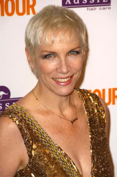 Annie Lennox je škotska glazbenica koja je rođena 25. prosinca 1954. Karijeru je započela u pop grupi „The Tourists“, te je kasnije s bivšim članom grupe Daveom Stewartom osnovala sastav „Eurythmics“. Duo je tijekom 1980-ih postigao međunarodni uspjeh sa singlovima kao &quot;Sweet Dreams&quot; i &quot;Here Comes the Rain Again“, a Annie je uspjela osvojitii Oscara kao i postati legenda pop kulture. Kao priznatu ikonu pop-kulture, a zbog njenog karakterističnog alta i atraktivnih scenskih nastupa, VH1 je Annie prozvao &quot;najvećom živućom bijelom soul pjevačicom&quot;, a Rolling Stone &quot;jednom od 100 najvećih pjevačica svih vremena&quot;. Radi globalnog komercijalnog uspjeha od početka 1980-ih, istakla se kao najuspješniji britanski ženski izvođač u glazbenoj povijesti Velike Britanije. Dosta impresivno, zar ne?