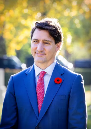 Justin Pierre James Trudeau kanadski je političar, 23. predsjednik Vlade Kanade i predsjednik Liberalne stranke. Drugi je najmlađi predsjednik Vlade Kanade nakon Joea Clarka. Najstariji je sin 15. predsjednika Vlade Kanade, Pierrea Trudeaua i njegove bivše žene Margaret Trudeau. Iako ga ne možemo ubrojati u zvijezde show businessa, Justin je definitivno politička zvijezda nove generacije. Naime, znamo kako je kada je stupio na vlast u Kanadi postao omiljeni političar žena diljem svijeta, a svrstavali su ga i na liste najzgodnijih muškaraca svih vremena. S obzirom da se s njime nikada u njegovoj dugoj političkoj karijeri nisu povezivali nikakvi skandali, možemo reći kako se doista radi o političaru dobra duha. Utjelovljenje Božića koje nastupa s govornice Ujedinjenih naroda. 