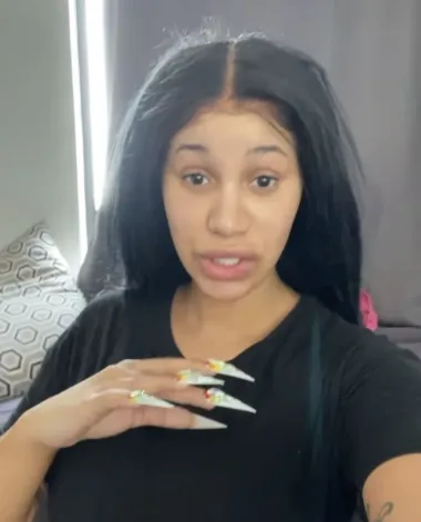 Od svih slavnih dama bez šminke, ona koja nas je natjerala da pogledamo dvaput je Cardi B bez šminke. Zašto? Zato što smo toliko navikli vidjeti ovu 29-godišnju kraljicu rapa u glamuroznom izdanju da je poprilično iznenađenje vidjeti je bez trunke šminke, frizure i ludih kreacija. 