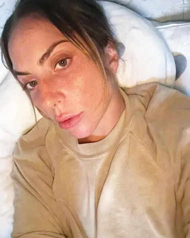 Lady Gaga je oduvijek bila poznata po jedinstvenom modnom izričaju, pa iako i danas najčešće njeguje dramatičan izgled, poprilično ga je ublažila od svojih ranijih godina kada se u javnosti pojavljivala u haljinama od sirovog mesa i sličnim izdanjima. Otkako je u filmu &apos;Zvijezda je rođena&apos; oduševila obožavatelje svojim prirodnim izgledom, 35-godišnja pjevačica i glumica nerijetko objavljuje selfieje bez šminke.