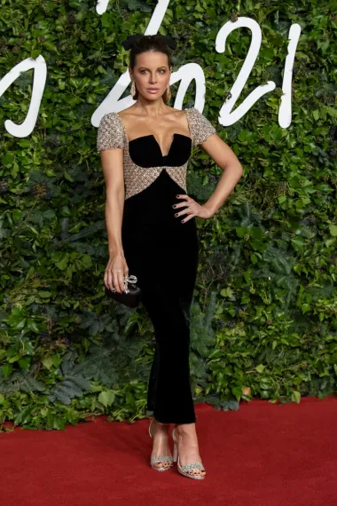 Slavna Britanka Kate Beckinsale nosila je couture haljinu s potpisom Sabine Bilenko. Uz prekrasnu haljinu kombinirala je i nakit Boucheron uključujući ogromne naušnice s dijamantima. 