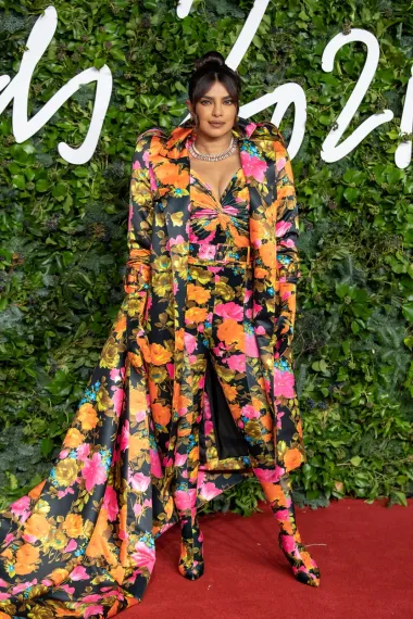 Priyanka Chopra odjenula ie cvjetnu kombinaciju Richarda Quinna. Šarenu kombinaciju upotpunila je dijamantnom ogrlicom i visećim naušnicama. I po mnogima to i nije bilo najbolje riješenje jer je bilo previše svega. 